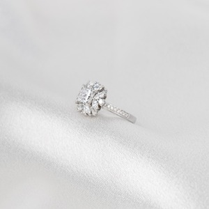 Bague de fiançailles en or blanc 14 carats avec diamant de laboratoire taille princesse 1 carat, couleur F, pureté VVS2, certifié IGI, avec halo et pierres latérales marquise - Product Image 3