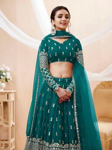Robe de demoiselle d'honneur en mousseline vert émeraude avec détails perlés et découpés, manches longues, col en V, longueur ras du sol, style ligne A - Product Image 2