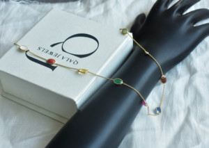 Collar Vedic Harmony Navratna de Oro Amarillo de 18K con Nueve Piedras Preciosas Naturales de Alineación Celestial - Product Image 3