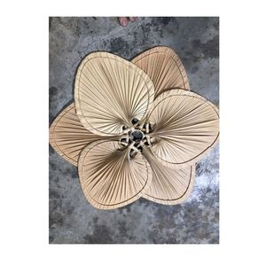 Éventail artisanal vietnamien en jonc de mer, éventail tissé en feuilles de palmier naturelles pour la décoration de mariages, de fêtes et événements, et comme article cadeau - Product Image 4