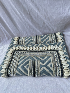 Pochette tribale artisanale en coquillages de cauris avec broderie perlée et détails miroir, sac à main textilé bohème pour femme - Product Image 4