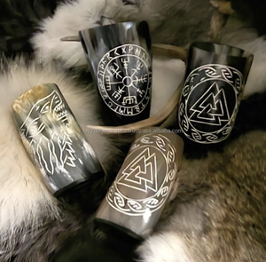 Verre à boire en corne de bœuf noir avec motif gravé blanc d'Inde - Product Image 5