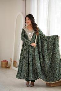 Ensemble de vêtements ethniques et accessoires : Robe en rayonne brodée de miroirs, pantalon en micro-coton et dupatta en dentelle dorée (HTU 54) - Product Image 2