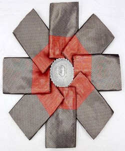 Sari Tradicional Indio de Seda para Mujer, Estilo Banarasi Rojo y Gris con Borde Dorado para Bodas, Largo hasta el Suelo - Product Image 5