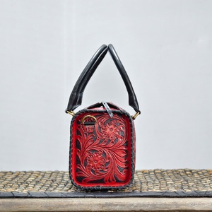 Bolso de Mano de Cuero Rojo de Lujo con Diseño Floral Repujado, Cierre de Cremallera, Asa Resistente, Bolso Bandolera Tipo Duffel, Tamaño Pequeño y Ligero - Product Image 3