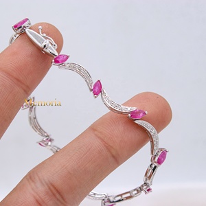 Pulsera de tenis con eslabones de hoja y detalles de diamantes y rubíes naturales en oro blanco macizo de 14K, joyería fina, Memoria Jewels, venta al por mayor - Product Image 4
