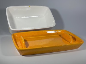 Mantequillera Decorativa con Tapa Moteada, Asa Elevada, Bandeja Ancha para Servir, Acabado Brillante, Elegante Contenedor de Mantequilla para la Cocina - Product Image 3