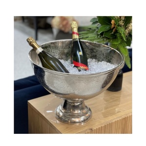 Cubetera de Metal Martillado a Mano de Lujo – Elegante Enfriador de Bebidas Estilo Cáliz con Base de Pedestal - Product Image 2