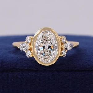 Anillo de compromiso con diamante de corte ovalado y engaste de bisel en oro amarillo macizo con piedras laterales de diamante redondas, anillo solitario de inspiración vintage. - Product Image 1