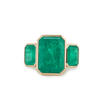 Anillo de oro amarillo de 14 quilates con esmeralda cultivada en laboratorio de 14x10 mm, diseño atemporal con engaste de bisel de lujo, anillo de boda o de cóctel con tres piedras de corte esmeralda.
