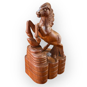 Statue de cheval moderne sculptée avec soin, pour l'intérieur, en bois de Huong - Product Image 3