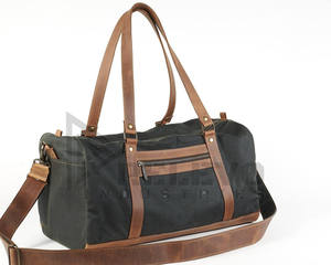 Bolsa de Viaje de Nailon Premium de Gran Capacidad (30-40L) con Múltiples Compartimentos, Herrajes Resistentes, para Hombres y Mujeres, Viajes de Fin de Semana o Pernoctaciones - Product Image 1