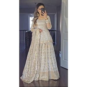 Robe longue en georgette pour femmes - Robe indienne traditionnelle avec broderie florale riche pour mariage - Product Image 2