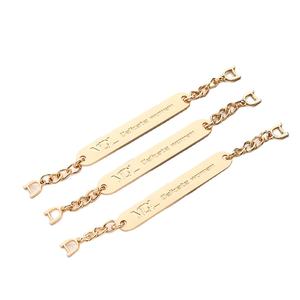 Accesorios de Aleación de Zinc Duraderos con Diseño Personalizado y Logotipo Metálico Dorado Impreso en Serigrafía para Ropa y Bolsos - Product Image 1