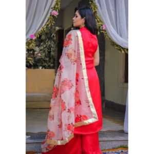 Conjunto de Traje Rojo Cereza con Cuello Halter en Satén Disponible en Talla XS - Product Image 4