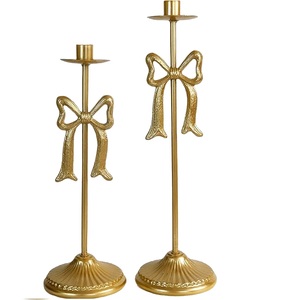 Ensemble de 2 bougeoirs décoratifs de luxe faits à la main, imprimés en typographie, en aluminium moulé, élégants et écologiques - Product Image 1