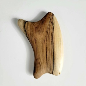 Masseur facial Gua Sha en bois rustique écologique avec artisanat en bois d'acacia massif pour la relaxation musculaire - Cadeau du Nouvel An - Product Image 1
