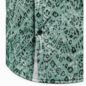 Chemise à imprimé graphique pour homme avec tissu doux au toucher et une expérience de port décontracté confortable toute la journée - Product Image 5