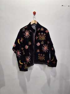 เสื้อแจ็คเก็ตผู้หญิงทำมือ ผ้ากำมะหยี่ รักษ์โลก สไตล์วินเทจ สำหรับฤดูหนาว ลายดอกไม้ คอวี แขนเสื้อแบบดรอปโชว์เดอร์ ซับในผ้าฝ้าย แบบชิ้นเดียว - Product Image 1