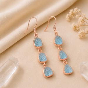Boucles d'oreilles pendantes longues en aquamarine naturelle brute avec monture en or, bijoux de guérison en cristal brut, cadeau pour l'amour - Product Image 6