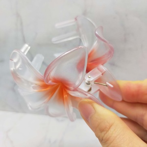 Pinces à cheveux en plastique - Accessoires capillaires floraux hawaïens, pétales translucides givrés, pour une ambiance tropicale parfaite pour les filles et les femmes - Product Image 3