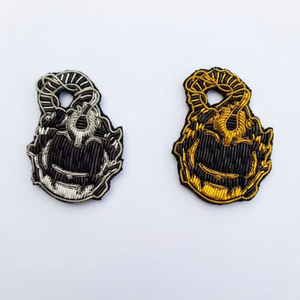 Broches brodées à la main en fil de soie doré et argenté - Broche de coléoptère ailé en fil de soie - Broderie 3D d'insectes de luxe - Product Image 1