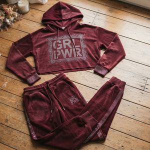 Conjunto Deportivo Corto para Mujer con Estampado de Diamantes de Imitación, 100% Algodón, Felpa Francesa de Alta Calidad, Sudadera Corta con Capucha y Pantalones Deportivos con Cintura Ajustable - Product Image 1