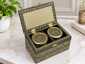 Caja de Madera Hecha a Mano con Detalles en Meenakari para Frutos Secos, Juego de 2 Frascos |   Caja Organizadora de Regalos Plegable con Grabado en Relieve de Plumas de Pavo Real en Latón - Product Image 3