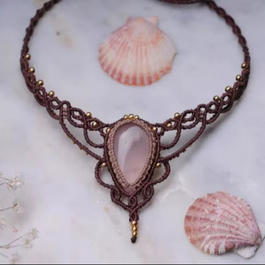 Collar de Macramé Hecho a Mano, Estilo Boho Tribal, Color Rosa, con Colgante y Cordón Ajustable, Cristal Curativo, HARI OM CREATIONS, Certificado IGI - Product Image 1