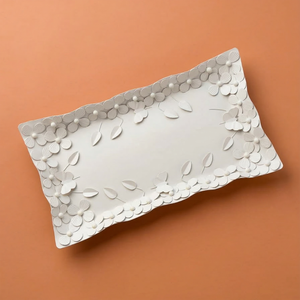 Cet ensemble de deux plateaux rectangulaires en métal présente des bordures à motifs floraux détaillés et des accents de papillons pour servir des aliments et décorer. - Product Image 2