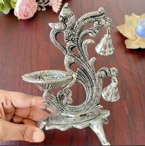 Diya de diseño antiguo de plata alemana india con campanas, diseño de pavo real, recuerdo de boda, decoración de Diwali, Deepak con mecha de aceite, artesanía metálica - Product Image 3