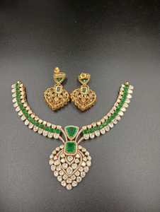 Ensemble collier et boucles d'oreilles plaqué or pour femme avec pierre doublette verte, design floral classique, bijoux de mariage - Product Image 6