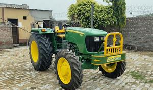 Tractor de Ruedas 2WD de 50HP con Motor y Caja de Cambios John Deere, Accesorio Nivelador, Estado Usado - Product Image 4