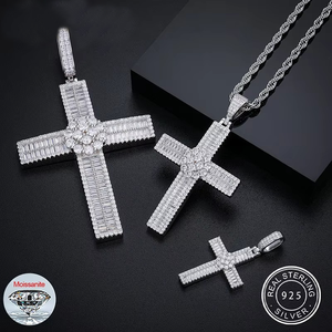 Collier pendentif pour homme en argent sterling 925 avec croix florale scintillante en moissanite taille baguette - Product Image 2