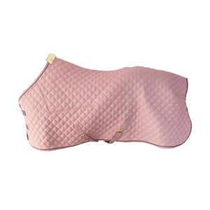 Couverture matelassée rose pour cheval, forme en U, avec grande rabat de queue et attaches en laiton, pour usage extérieur - Product Image 2