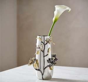 Jarrón de Metal Contemporáneo Hecho a Mano con Cuerpo Plateado y Relieve Floral Dorado y Negro para Centro de Mesa, Decoración Floral para Sala de Estar - Product Image 3