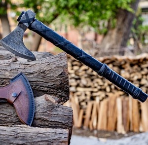 Hache artisanale en acier Damas avec manche en bois et étui en cuir, hache de survie en plein air style Viking - Product Image 1
