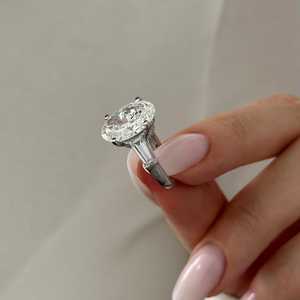 Énorme bague à trois pierres en diamant ovale de 6 carats, cultivé en laboratoire, E VVS2, en or blanc 18 carats, double halo caché, bague de fiançailles, certifiée IGI - Product Image 2
