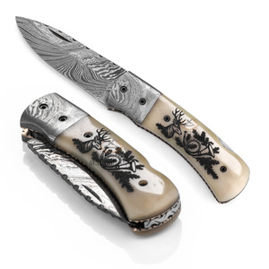 Cuchillo de Camping Plegable de Acero de Damasco Personalizado - Mango de Hueso de Camello con Grabado Láser - Hoja Recta de Caza - Product Image 1