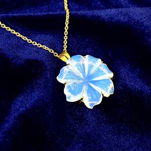 Collar con colgante de flor de opalita natural para mujer, colgante floral de cristal de opalita tallado a mano, hecho a mano, venta al por mayor - Product Image 6