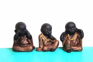 Estatua de los Tres Monjes Sabios de Resina, Artesanía Moderna Nirmala |   Decoración Art Deco Hecha a Mano: No Vea el Mal, No Oiga el Mal, No Hable del Mal - Product Image 2