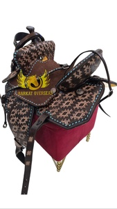 Silla de montar western de cuero azteca personalizada, tallada a mano, con costuras azules, duradera y portátil, para carreras de barriles, con asiento acolchado suave. - Product Image 4