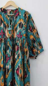 Vestido de Gasa de Algodón con Estampado Ikat - Vestido Midi con Cuello Profundo - Product Image 2