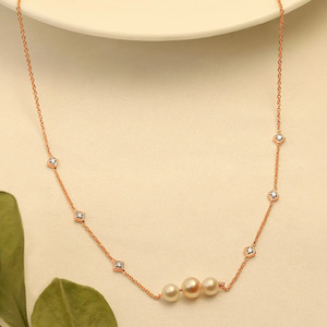 Collar de Diamantes de Triple Cuentas con Estaciones Cuadradas de Oro Rosa Brillante y Diseño Elegante con Acentos de Piedras Blancas - Product Image 1