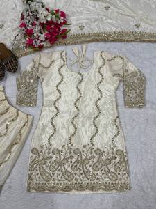 Ensemble élégant de kurta et sharara brodés avec dupatta |   Vêtements ethniques pour femmes avec des paillettes et des broderies Zari |   Fête de mariage festive - Product Image 5