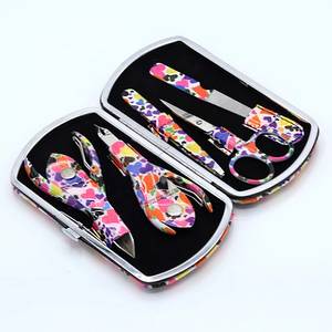 Kit de Uñas 5 en 1 con Diseño de Corazones Coloridos, Herramientas de Acero Inoxidable y Estuche Portátil para Manicura - Product Image 4