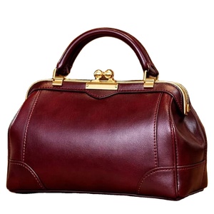 กระเป๋าถือหนังสีแดงเบอร์กันดีสไตล์หมอ โดดเด่นด้วยดีไซน์คลาสสิกแบบ Gladstone พร้อมตัวล็อกแบบโครงเหล็กสีทอง - Product Image 1