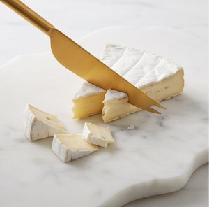 Ensemble de planches à découper en marbre blanc premium avec couteau, fourchette, spatule et plateau de service en acier inoxydable doré - Product Image 3