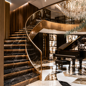Escalier en colimaçon en bronze avec marches en marbre noir éclairées par LED, garde-corps en verre courbé et design de main courante en métal de luxe - Product Image 2