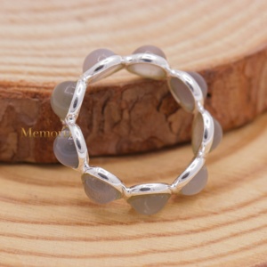 Venta al por mayor de anillos de eternidad con bisel de cabujón de piedra lunar gris natural redonda de plata de ley 925, Joyas Memoria - Product Image 3